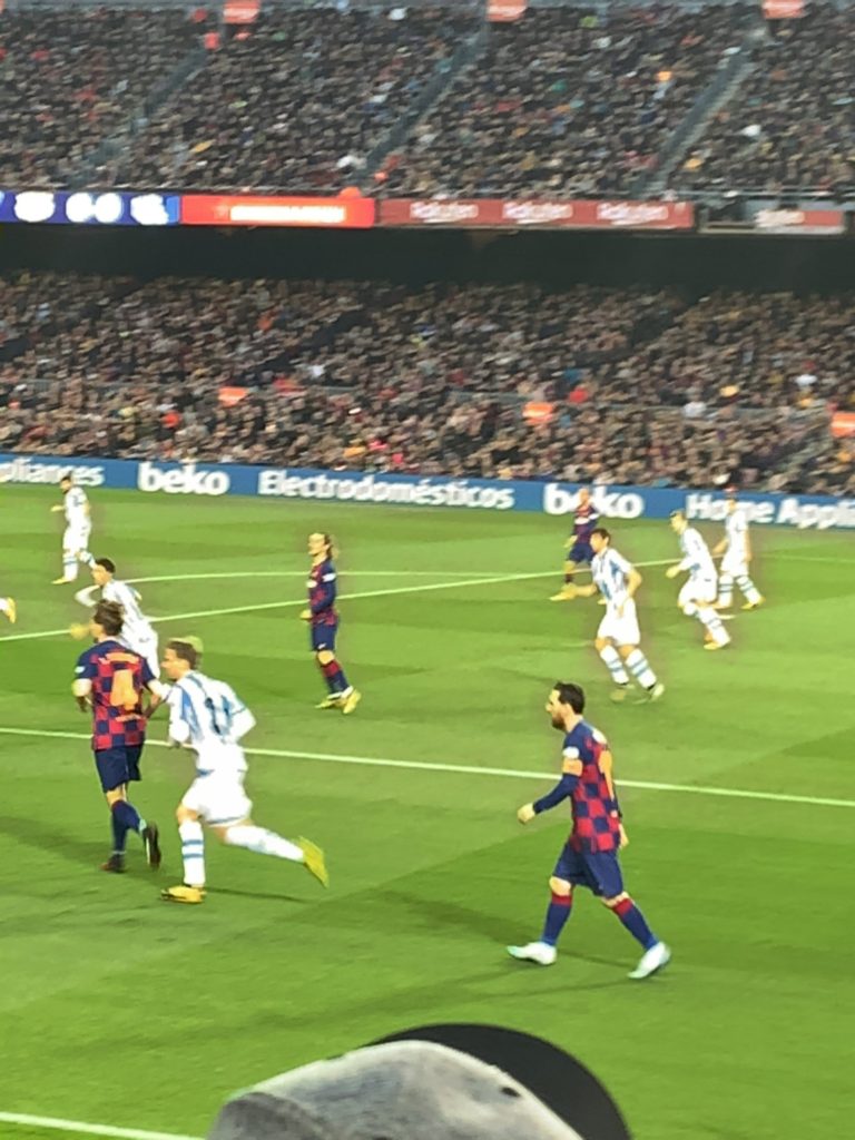 カンプノウのフィールドを歩くリオネルメッシ